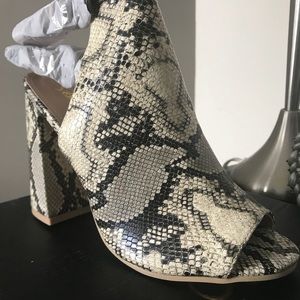 Brand NEW Peep-toe Chunky Heel - Size 9